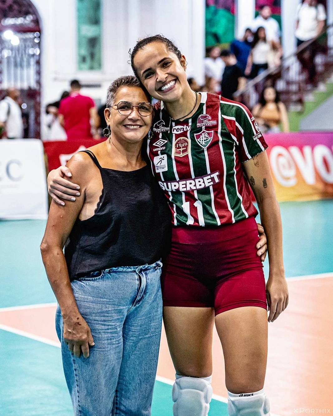 Ünlü voleybolcuyu görenler şaştı kaldı: 5 aylık hamileyken maça çıktı! 16